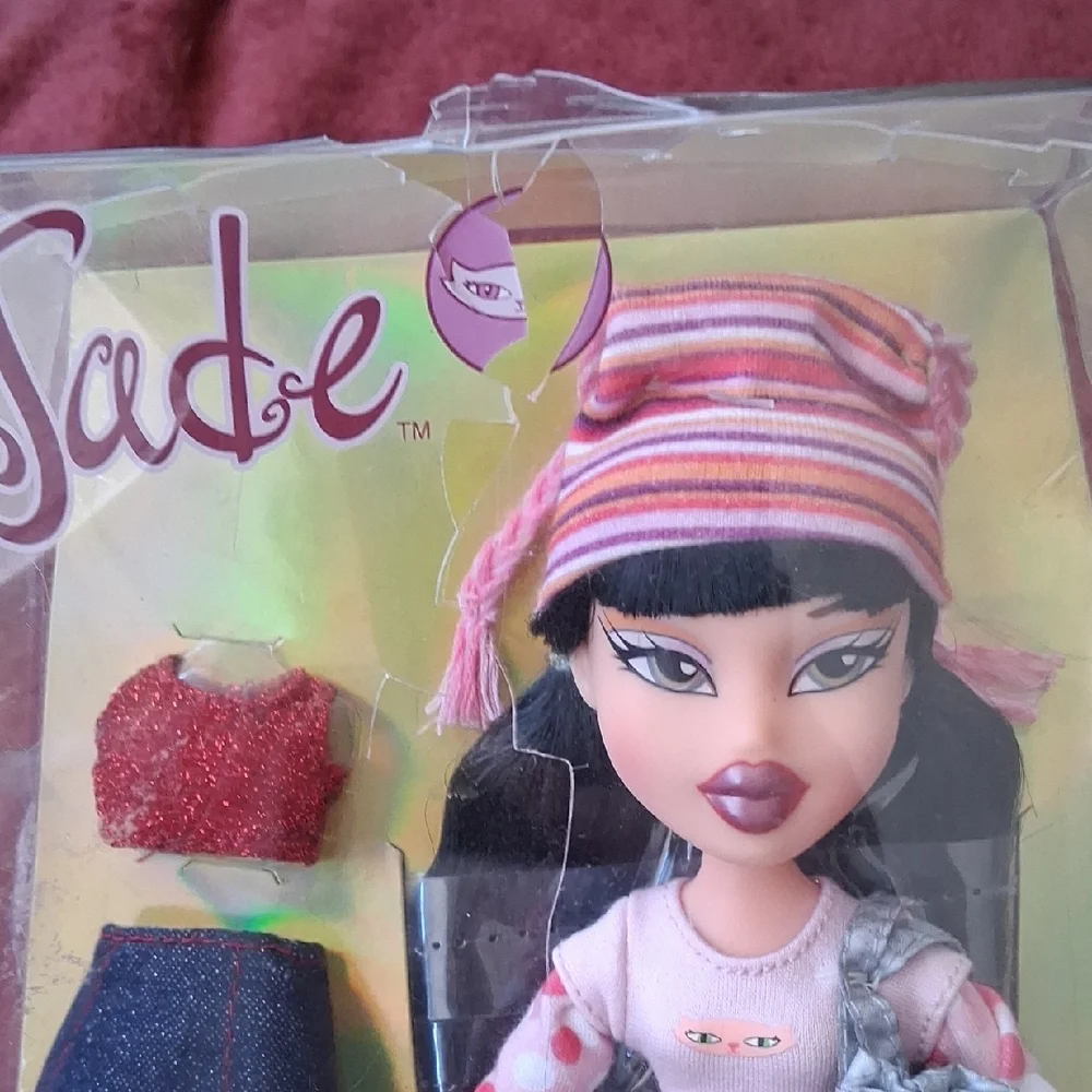 Jade Doll with Fashion Accessories - Picture 3 of 8